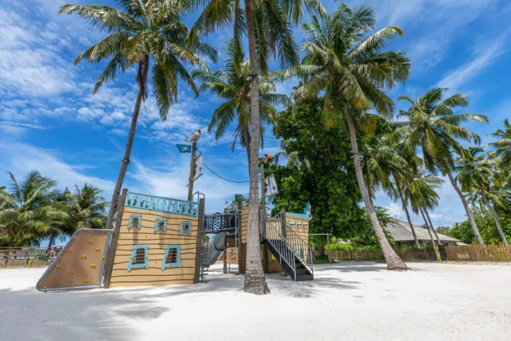 Jawakara Islands Maldives — большой детский клуб с игровой площадкой и водными развлечениями