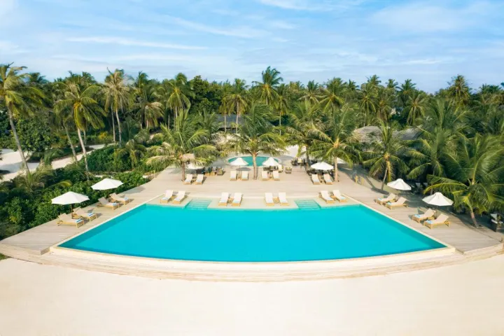 Jawakara Islands Maldives — большой панорамный бассейн с солнечной террасой у океана