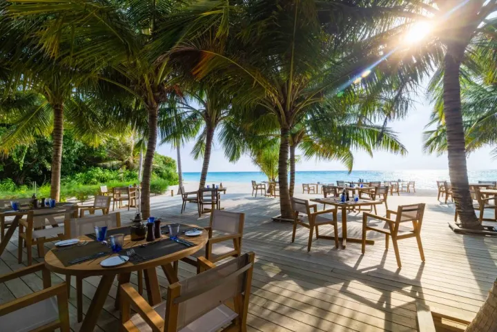 Jawakara Islands Maldives — просторный ресторан со шведским столом и открытыми террасами у воды
