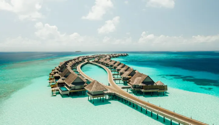 Joali Maldives — аэросъёмка изгиба водных вилл в бирюзовой лагуне