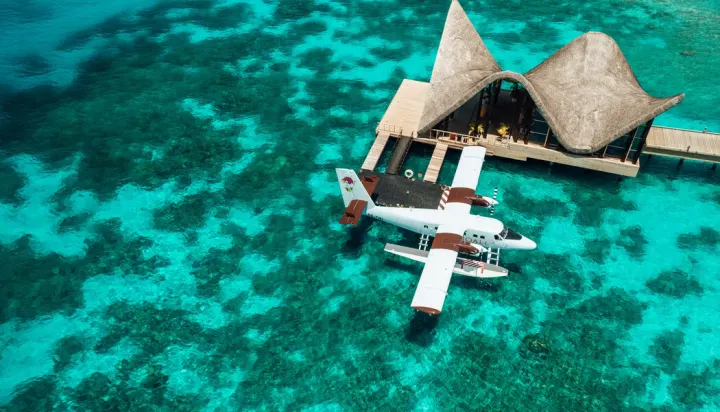 Joali Maldives — гидросамолет у красивого деревянного павильона прибытия