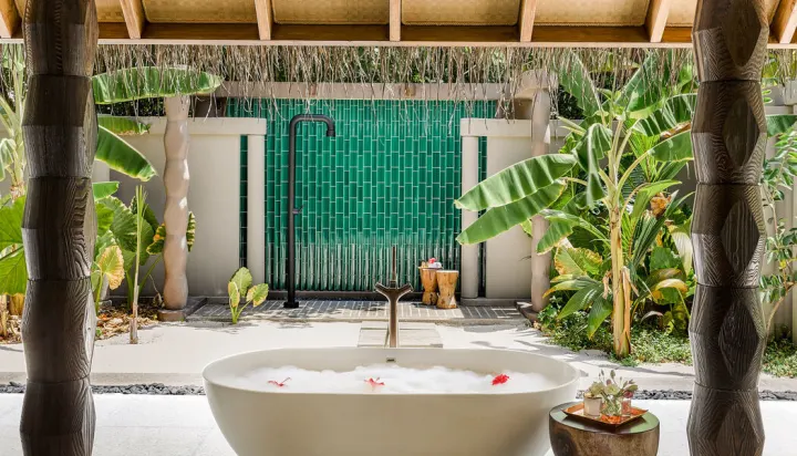 Joali Maldives — ванна под открытым небом в окружении тропической зелени