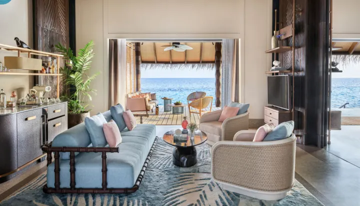 Joali Maldives — светлая гостиная с плетеными креслами и видом на океан