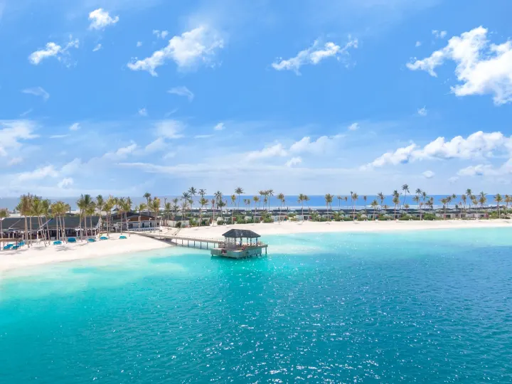 Joy Island Maldives — белоснежный пляж и пирс прибытия