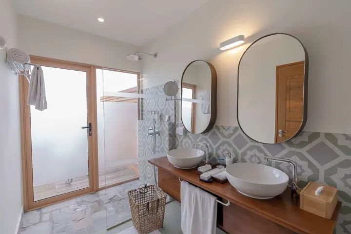 Joy Island Maldives, Мальдивы — ванная Joy Island Maldives — ванная комната с двумя раковинами