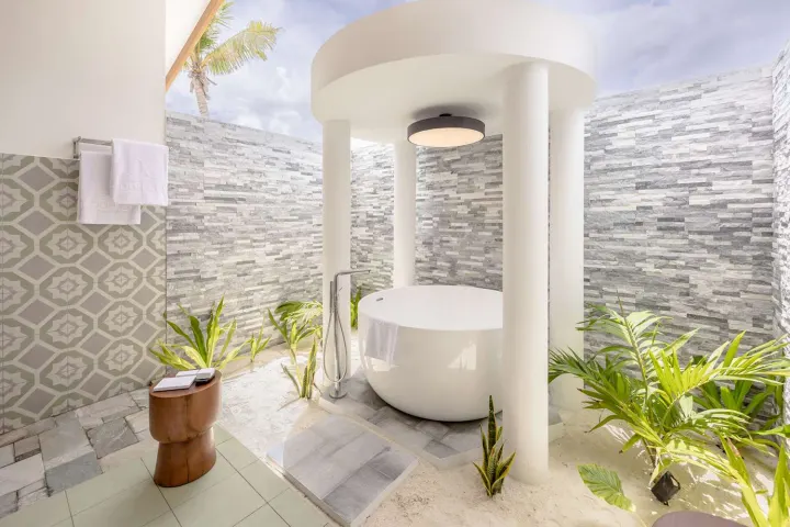 Joy Island Maldives, Мальдивы — ванная Joy Island Maldives — светлая ванная комната на открытом воздухе