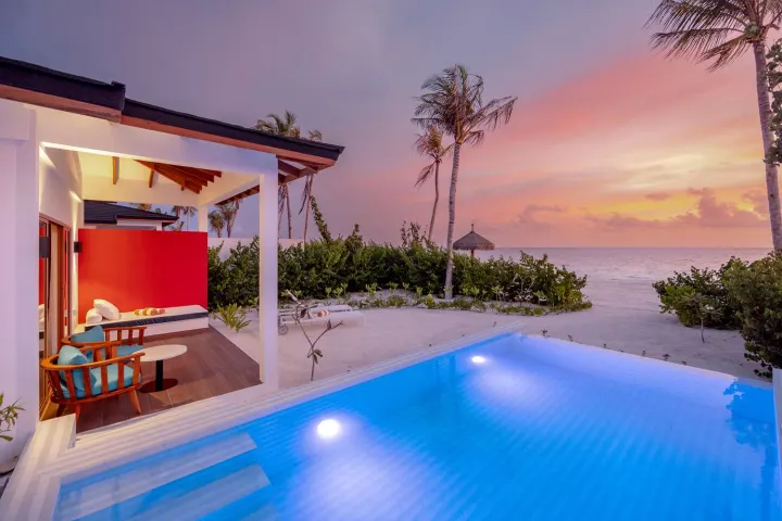 Joy Island Maldives, Мальдивы — вилла на пляже Joy Island Maldives — терраса пляжной виллы с бассейном на закате