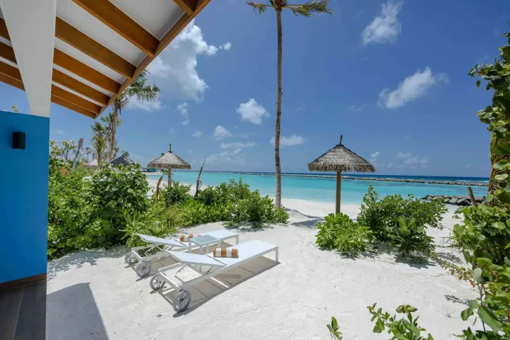 Joy Island Maldives, Мальдивы — вилла на пляже Joy Island Maldives — терраса пляжной виллы с шезлонгами