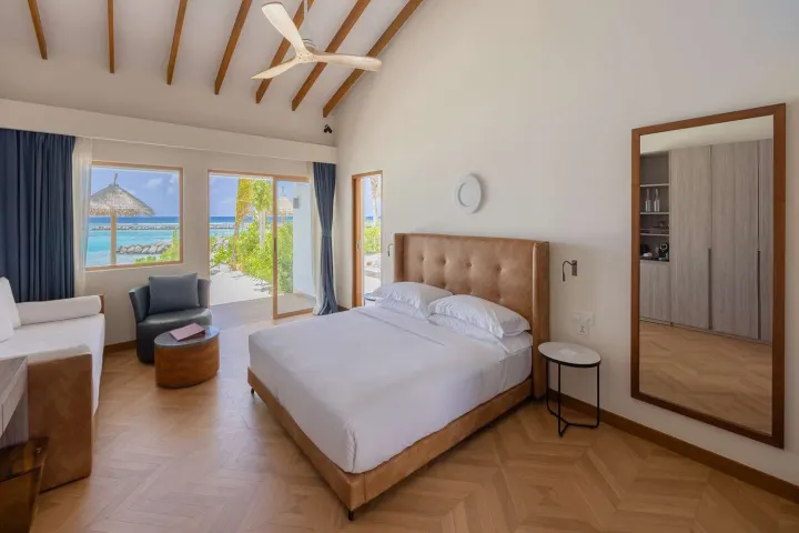 Joy Island Maldives, Мальдивы — интерьер виллы Joy Island Maldives — просторная спальня с большой кроватью