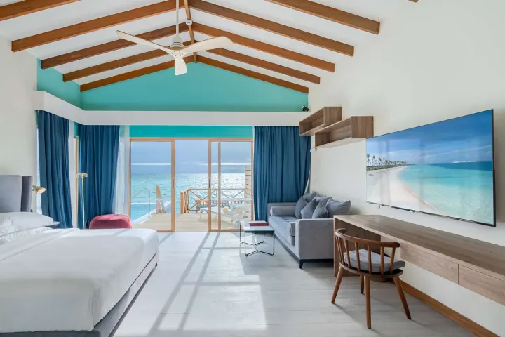 Joy Island Maldives, Мальдивы — интерьер виллы Joy Island Maldives — светлая спальня с видом на океан