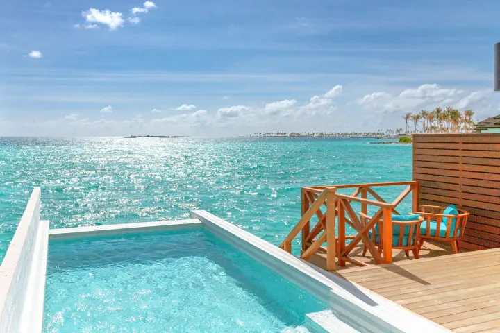 Joy Island Maldives, Мальдивы — вилла на воде Joy Island Maldives — терраса водной виллы с бассейном