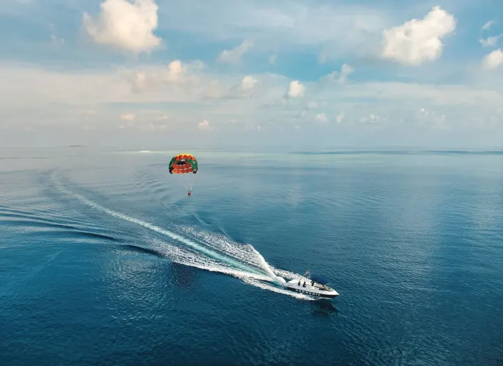 Jumeirah Maldives Olhahali Island — полёт на парашюте за катером над коралловым рифом и лагуной
