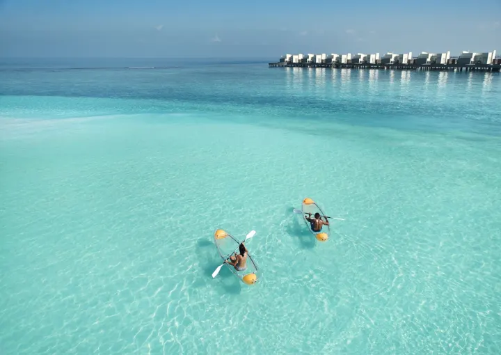 Jumeirah Maldives Olhahali Island — вид сверху на бирюзовую лагуну острова и прозрачный каяк