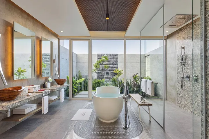 Jumeirah Maldives Olhahali Island — мраморная ванная комната с круглой купелью у панорамного окна