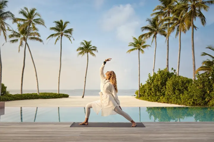 Jumeirah Maldives Olhahali Island — индивидуальное занятие йогой на белоснежном песчаном берегу