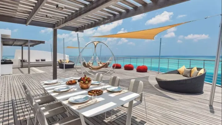 Jumeirah Maldives Olhahali Island — просторная терраса на крыше водной резиденции с видом на океан