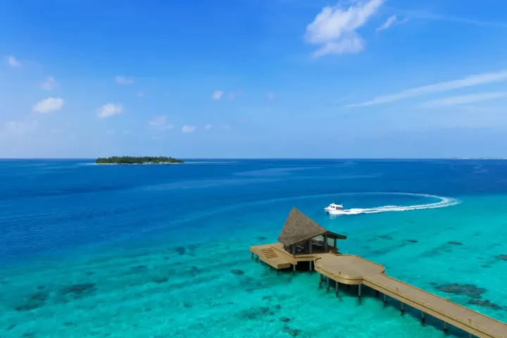 JW Marriott Kaafu Atoll Island Resort — архитектурный павильон причала встречи гостей с катеров из Мале