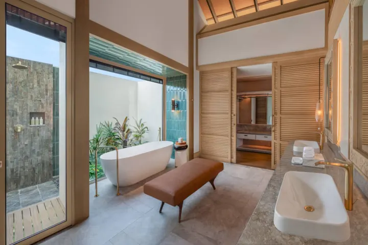 JW Marriott Kaafu Atoll Island Resort — светлая мраморная ванная комната с глубокой купелью и видом на океан
