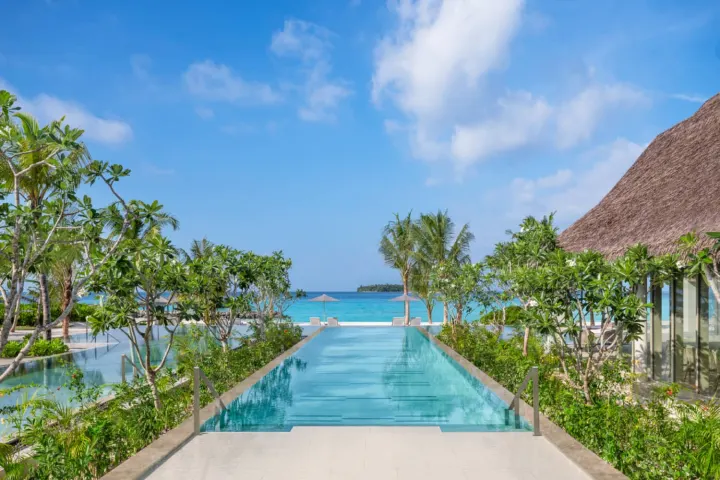 JW Marriott Kaafu Atoll Island Resort — главный панорамный бассейн инфинити на берегу Индийского океана
