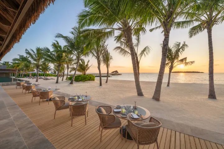 JW Marriott Kaafu Atoll Island Resort — открытая терраса ресторана у бассейна для завтраков и ужинов у воды