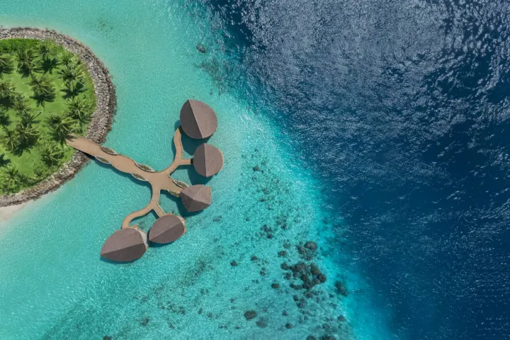 JW Marriott Kaafu Atoll Island Resort — павильоны спа-центра над водой для целостного восстановления и ухода