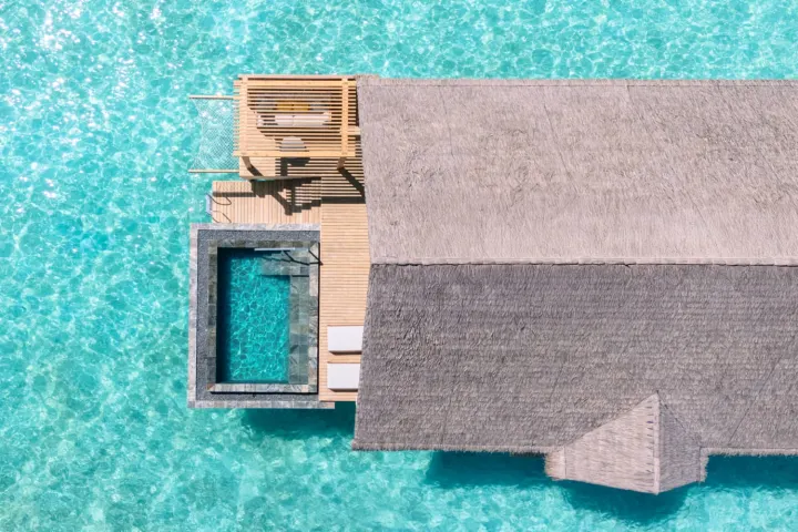 JW Marriott Kaafu Atoll Island Resort — водные виллы с приватными бассейнами над прозрачной бирюзовой лагуной