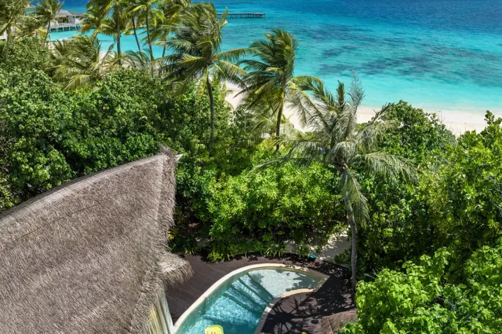 JW Marriott Maldives Resort & Spa — двухуровневая пляжная вилла с приватным бассейном в окружении пальм