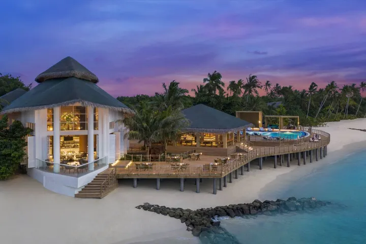 JW Marriott Maldives Resort & Spa — большой детский клуб с пиратским кораблём и бассейном для юных гостей