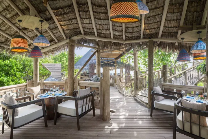 JW Marriott Maldives Resort & Spa — просторная спальня виллы с высокими сводами и панорамным видом на лагуну
