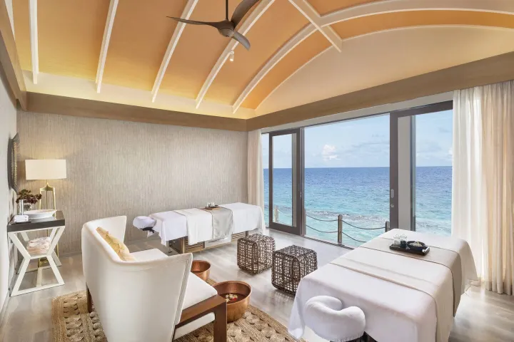 JW Marriott Maldives Resort & Spa — просторные водные виллы с высокими крышами и приватными бассейнами над лагуной