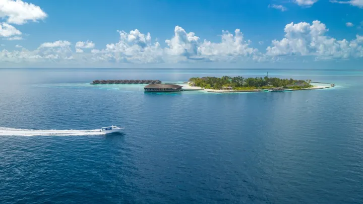 Kagi Maldives Spa Island, Мальдивы — прибытие Kagi Maldives Spa Island — причал прибытия скоростных катеров с видом на зелёный остров