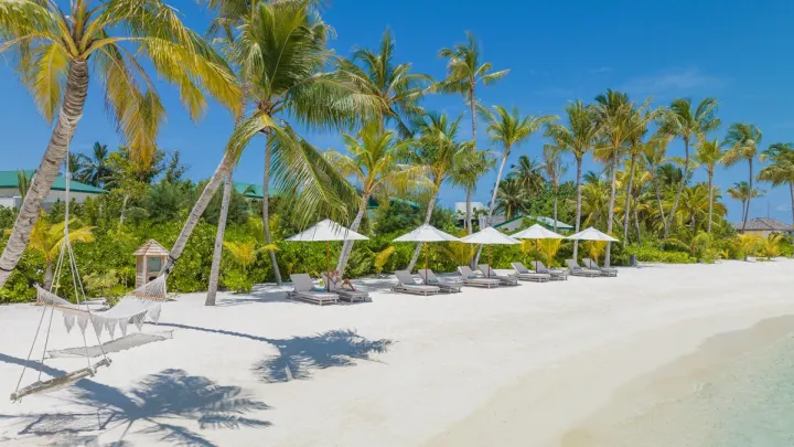 Kagi Maldives Spa Island, Мальдивы — пляж Kagi Maldives Spa Island — уединённый белоснежный пляж у прозрачной бирюзовой лагуны острова