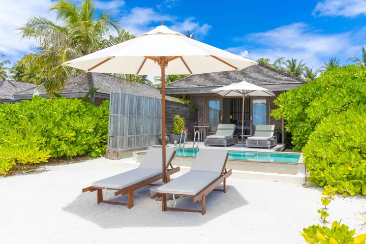Kagi Maldives Spa Island, Мальдивы — вилла на пляже Kagi Maldives Spa Island — пляжная вилла с собственным бассейном в тени густой тропической зелени