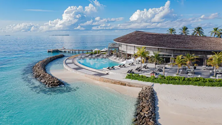 Kagi Maldives Spa Island, Мальдивы — бассейн Kagi Maldives Spa Island — панорамный бассейн инфинити у пляжного бара с видом на горизонт