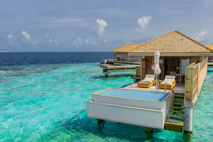 Kagi Maldives Spa Island, Мальдивы — вилла на воде Kagi Maldives Spa Island — водные виллы с частными бассейнами и спуском к домашнему рифу
