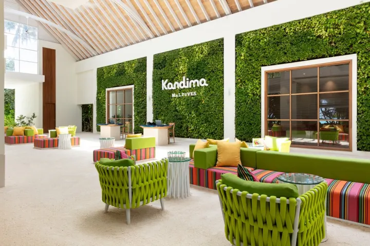 Kandima Maldives — яркая зона ресепшн с мягкими креслами