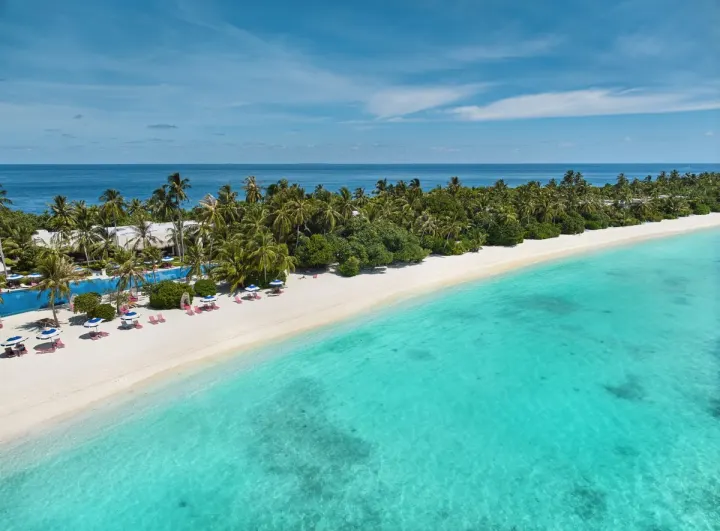 Kandima Maldives — длинный белый пляж вдоль острова
