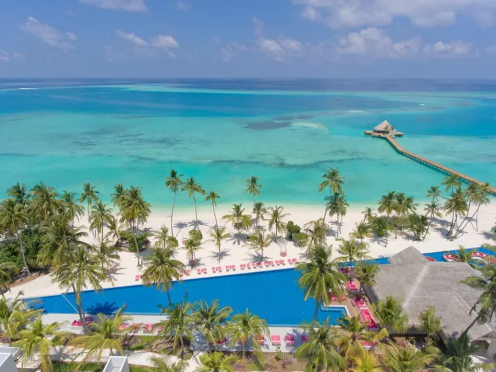 Kandima Maldives — огромный бассейн рядом с пляжем