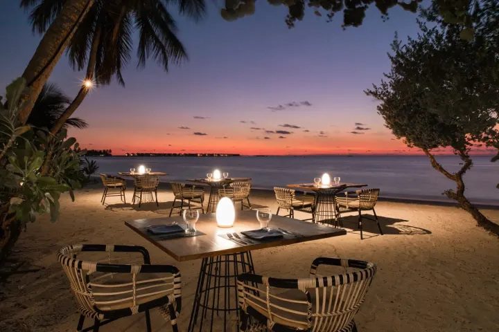 Kandima Maldives — ресторан на пляже с длинным столом