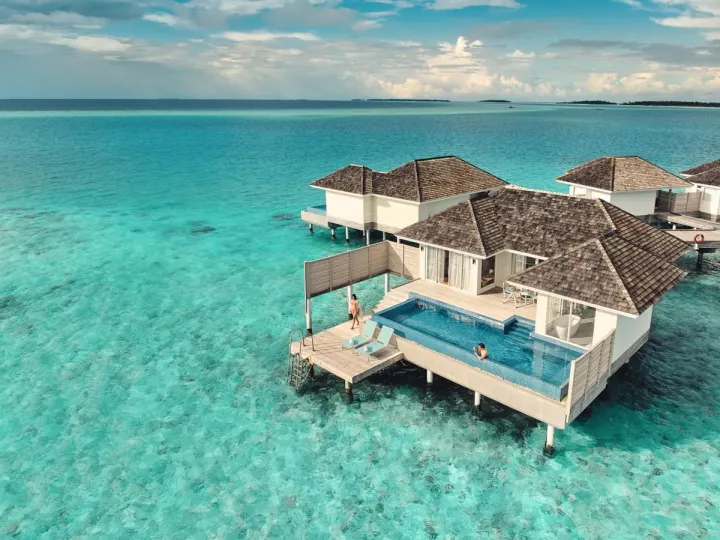 Kandima Maldives — вилла на воде с бассейном с высоты