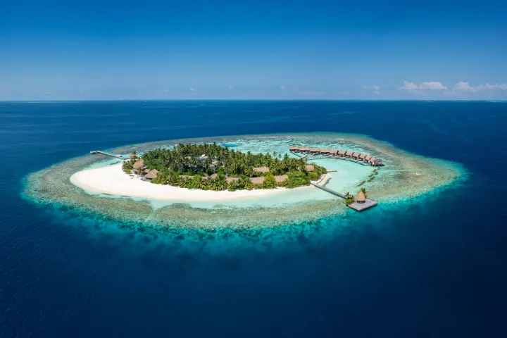 Kandolhu Maldives — вид на небольшой зеленый остров с высоты