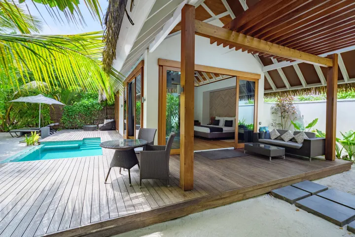 Kandolhu Maldives — пляжная вилла с приватным бассейном и зоной отдыха