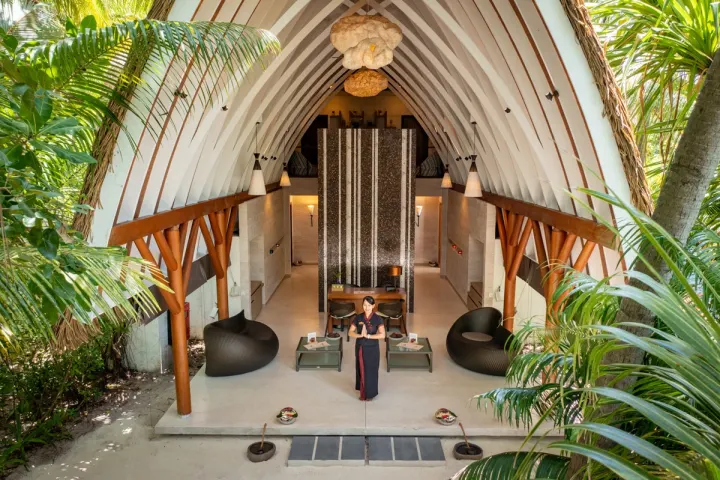 Kandolhu Maldives — интерьер спа-центра с высоким потолком и соломенной крышей