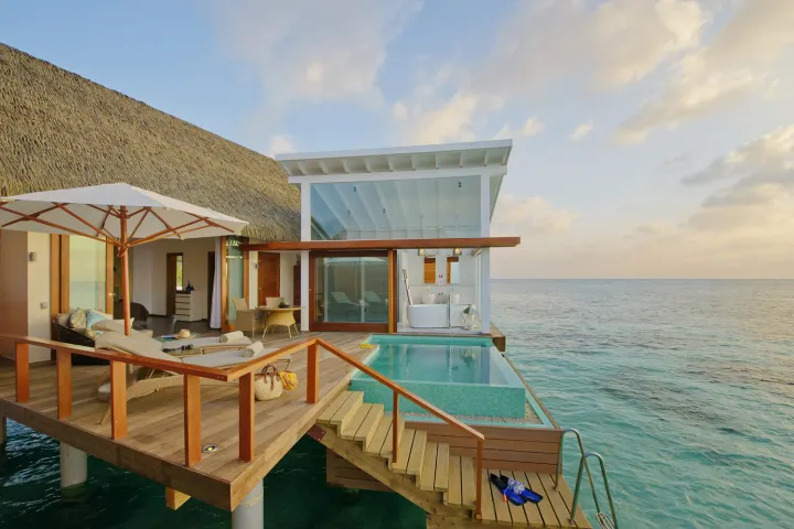 Kandolhu Maldives — современная водная вилла с панорамными окнами и бассейном