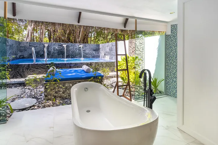 Kihaa Maldives — ванная комната с выходом в сад
