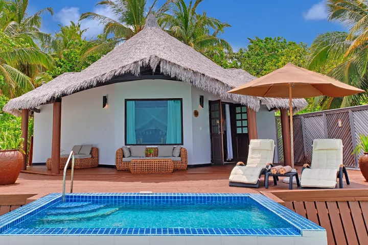 Kihaa Maldives — вилла на пляже с бассейном