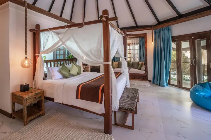 Kihaa Maldives — светлая спальня с большой кроватью