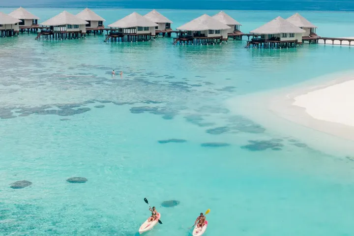 Kihaa Maldives — водные виллы выстроены вдоль лагуны