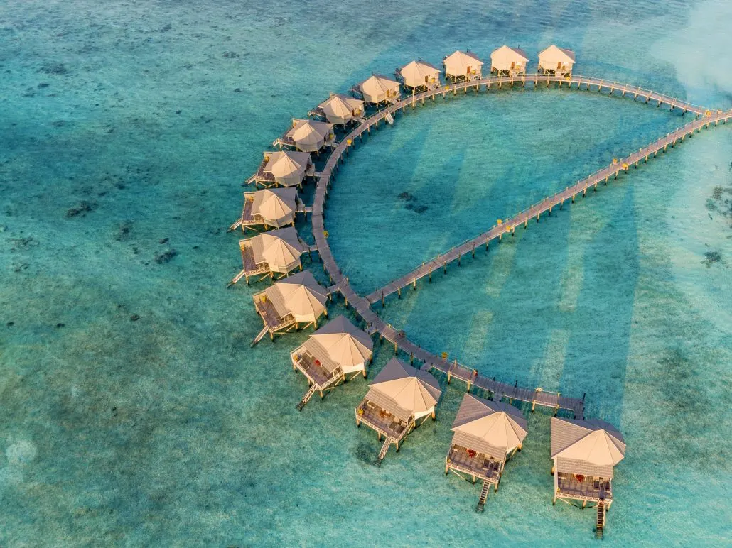Komandoo Island Resort & Spa — панорамный вид на остров и водные виллы