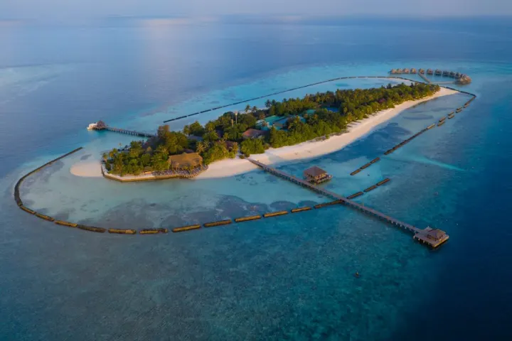 Komandoo Island Resort & Spa, Мальдивы — вид сверху Komandoo Island Resort & Spa — вид сверху на песчаный пляж и лагуну